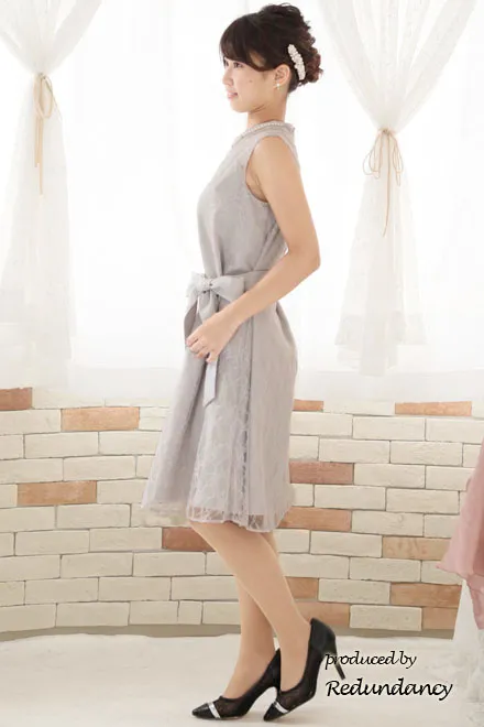 ライトグレーのハイネック総レースドレス