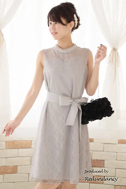 ライトグレーのハイネック総レースドレス