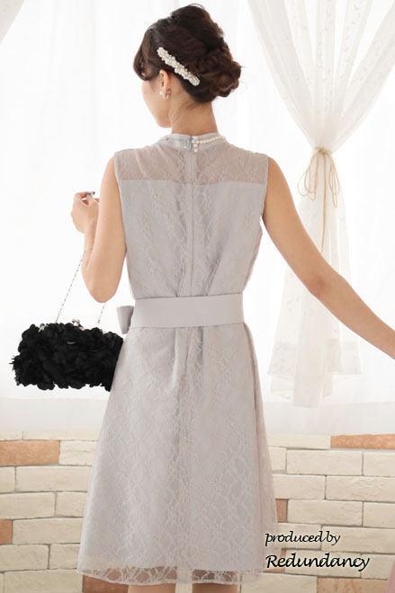 ライトグレーのハイネック総レースドレス