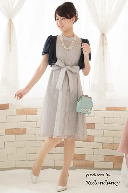 ライトグレーのハイネック総レースドレス