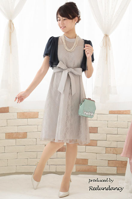 ライトグレーのハイネック総レースドレス