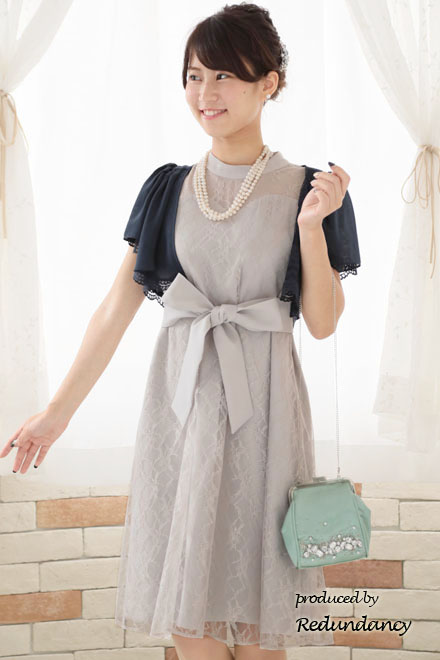 ライトグレーのハイネック総レースドレス