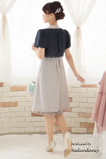 ライトグレーのハイネック総レースドレス