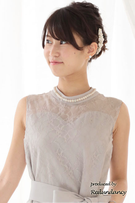 ライトグレーのハイネック総レースドレス