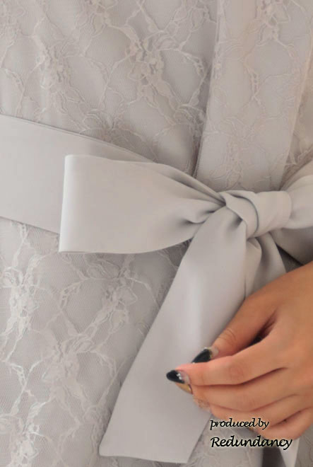 ライトグレーのハイネック総レースドレス