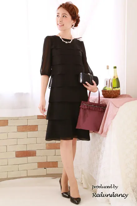 ブラックの透け感バルーンスリーブ＆段フリルドレス