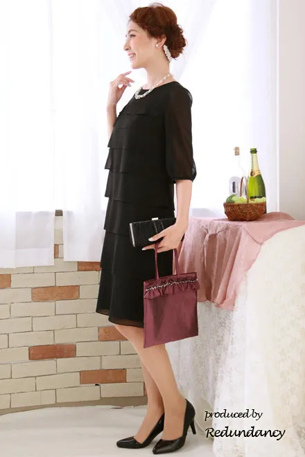 ブラックの透け感バルーンスリーブ＆段フリルドレス