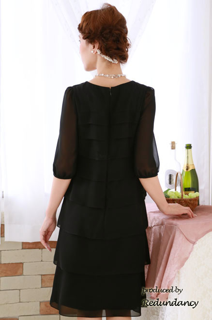 ブラックの透け感バルーンスリーブ＆段フリルドレス