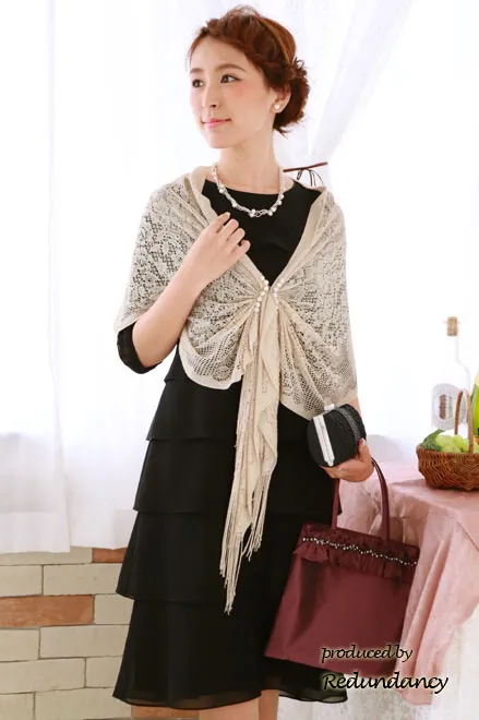 ブラックの透け感バルーンスリーブ＆段フリルドレス