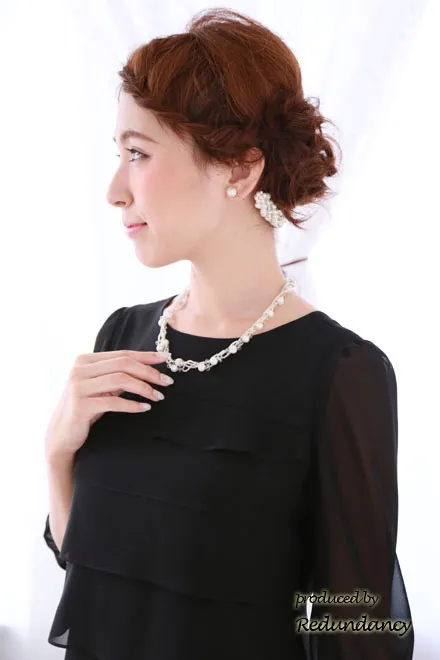 ブラックの透け感バルーンスリーブ＆段フリルドレス