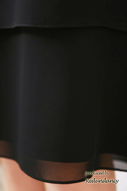 ブラックの透け感バルーンスリーブ＆段フリルドレス