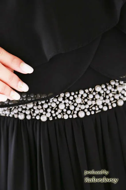 ブラックのシフォン生地×ウエストビジューロングドレス