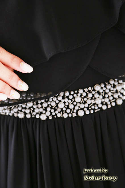 ブラックのシフォン生地×ウエストビジューロングドレス