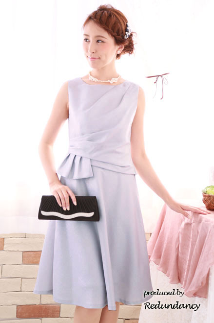 ラメ入りシルバーのツーピース風変形タックドレス