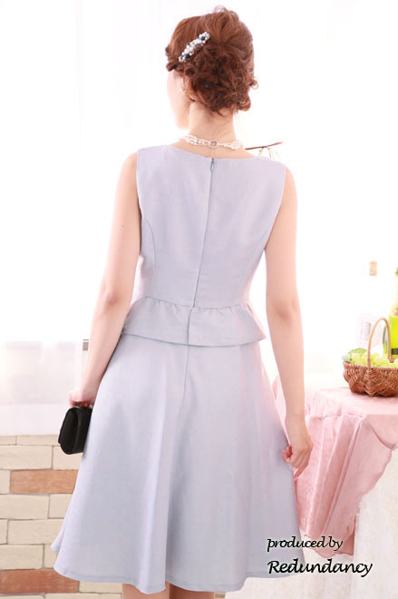 ラメ入りシルバーのツーピース風変形タックドレス