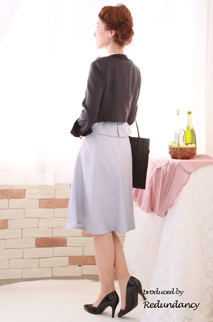 ラメ入りシルバーのツーピース風変形タックドレス