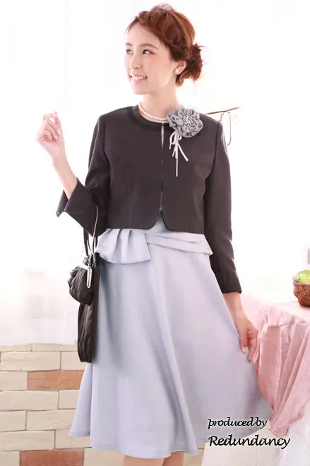 ラメ入りシルバーのツーピース風変形タックドレス