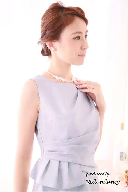 ラメ入りシルバーのツーピース風変形タックドレス