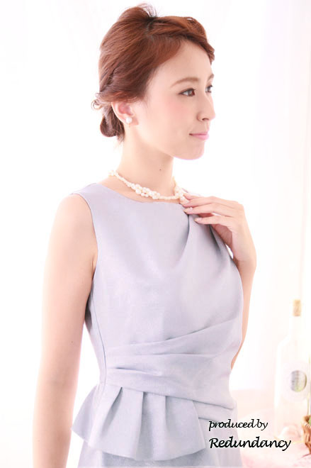 ラメ入りシルバーのツーピース風変形タックドレス