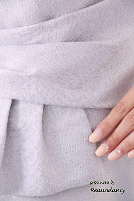 ラメ入りシルバーのツーピース風変形タックドレス