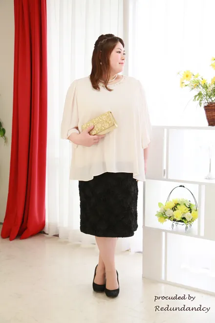 ホワイト×ブラックのツーピース風シフォンドレス