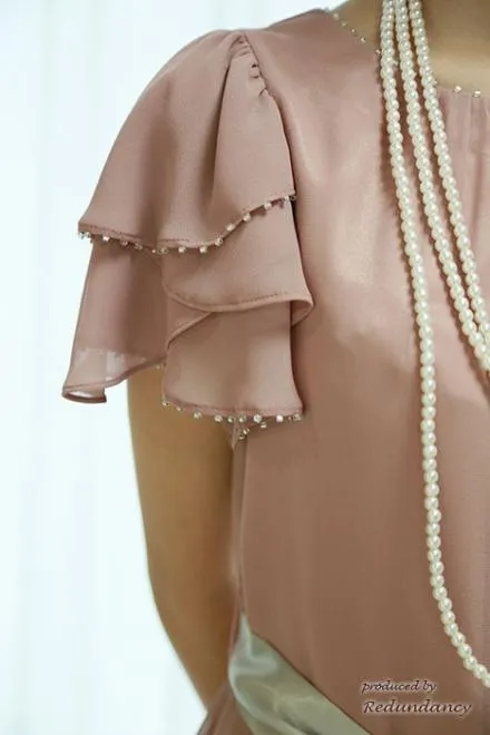 ピンクベージュのビジュー付きフリルスリーブドレス