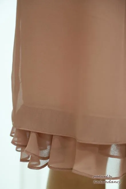 ピンクベージュのビジュー付きフリルスリーブドレス