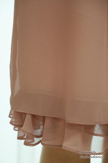 ピンクベージュのビジュー付きフリルスリーブドレス