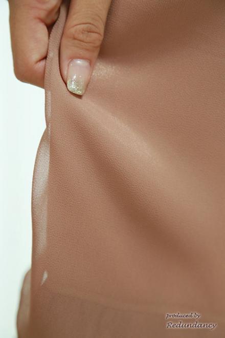 ピンクベージュのビジュー付きフリルスリーブドレス