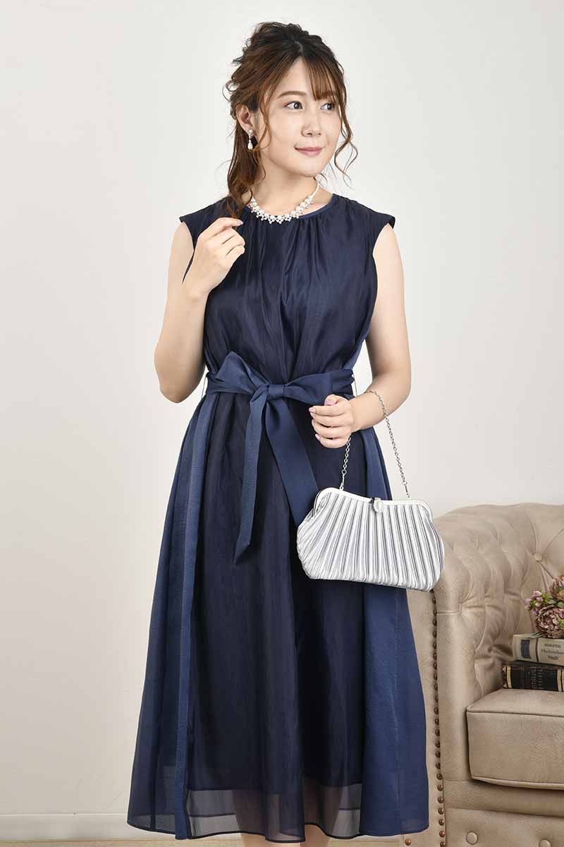 ネイビーのサイド切替えシフォンドレスコーディネートセット