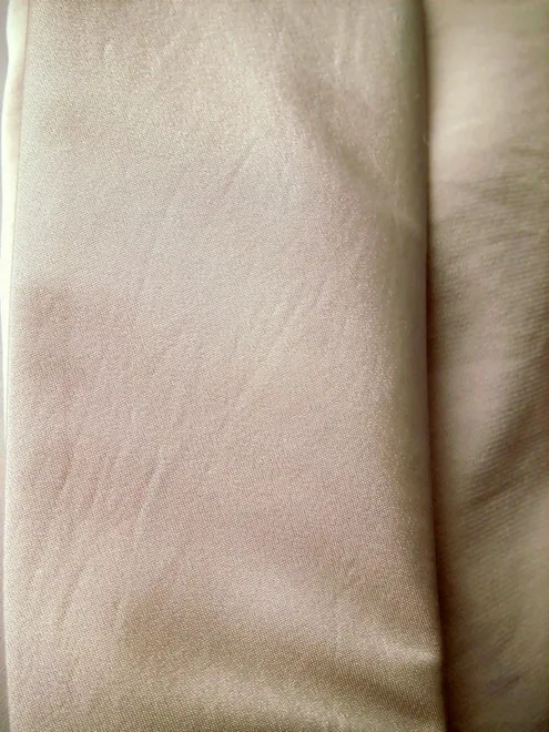 ベージュサテンのジャケット風ボレロ