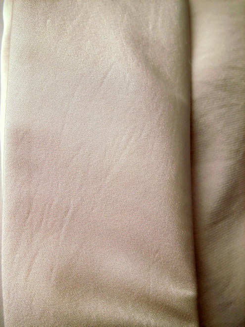 ベージュサテンのジャケット風ボレロ