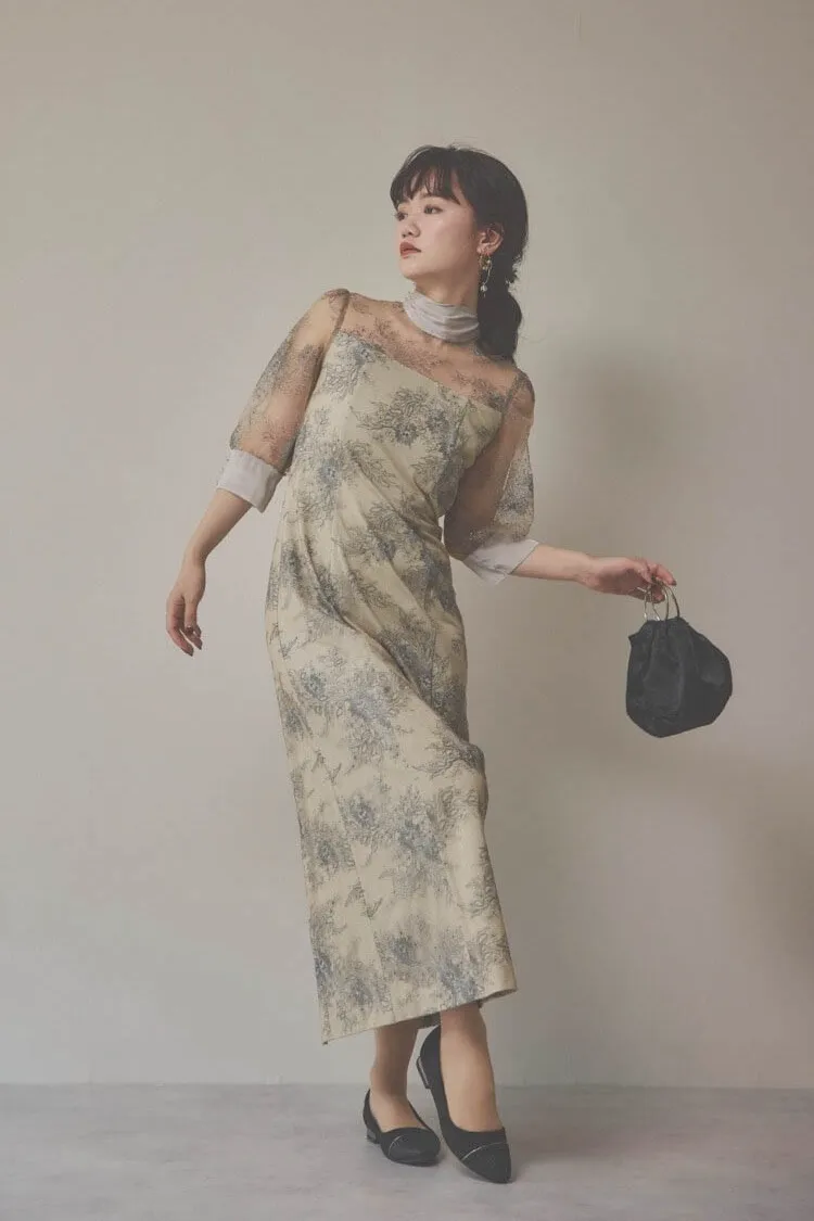 ベージュのシャイニーレースリボンドレス