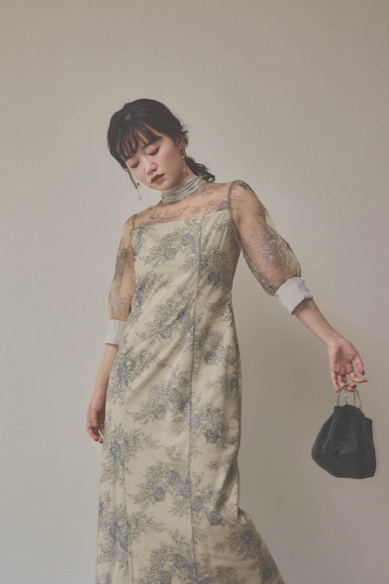 ベージュのシャイニーレースリボンドレス