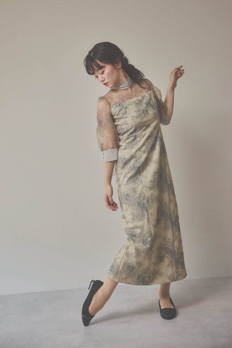 ベージュのシャイニーレースリボンドレス