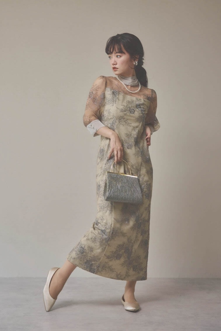 ベージュのシャイニーレースリボンドレス