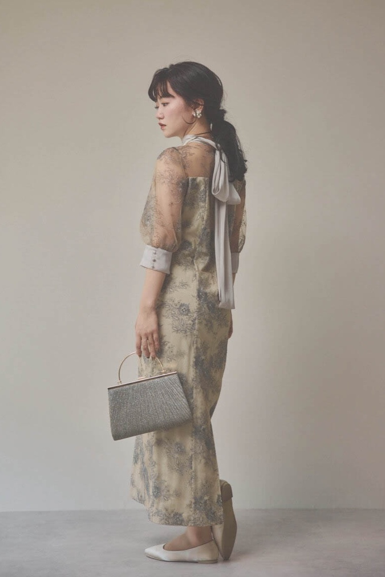 ベージュのシャイニーレースリボンドレス