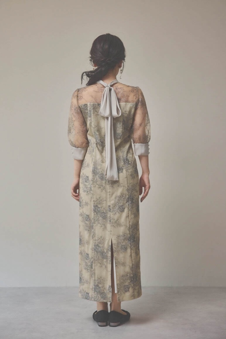 ベージュのシャイニーレースリボンドレス