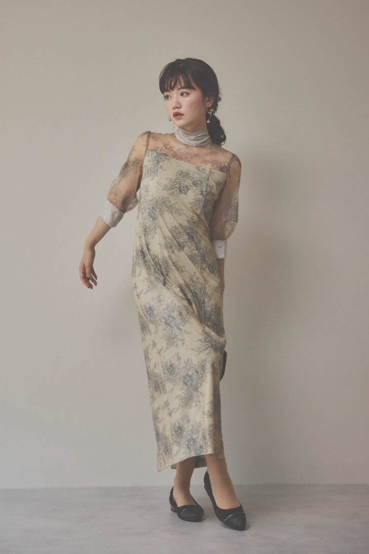 ベージュのシャイニーレースリボンドレス