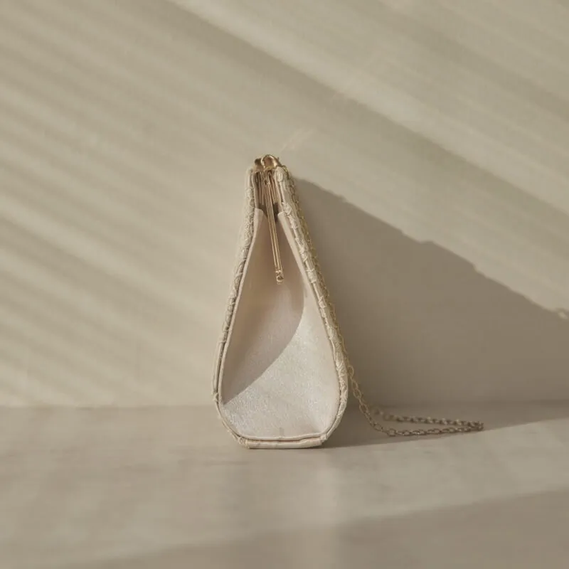 ベージュのスクエアクラッチバッグ