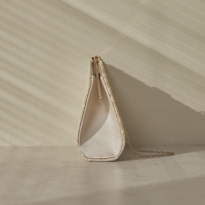 ベージュのスクエアクラッチバッグ