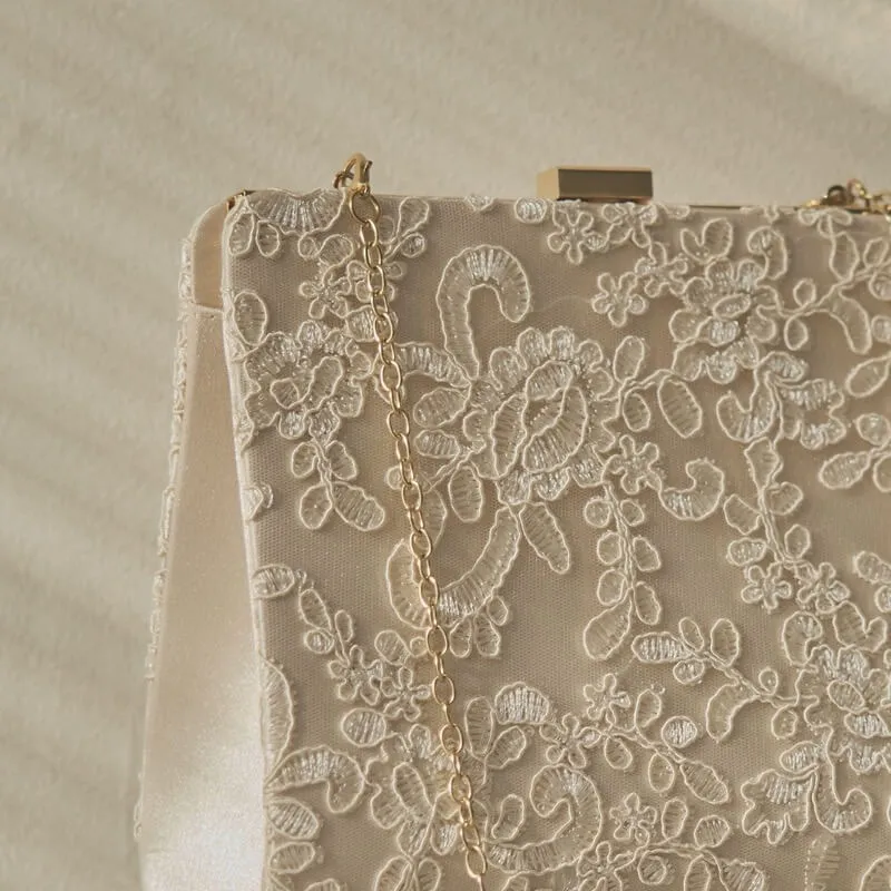 ベージュのスクエアクラッチバッグ