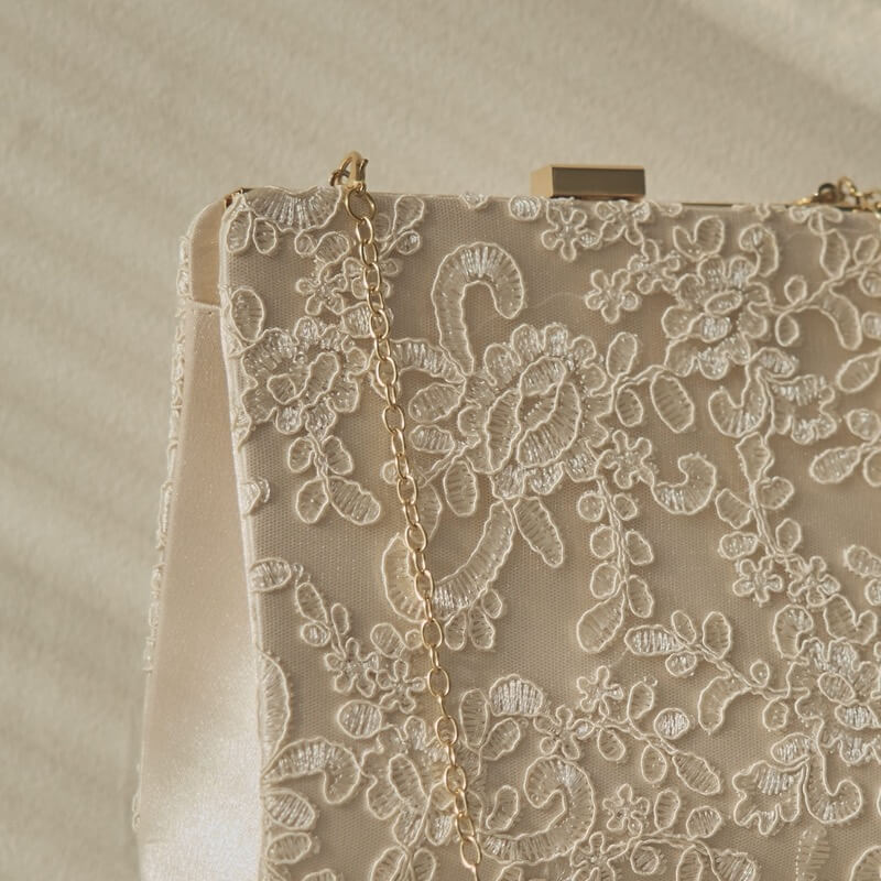 ベージュのスクエアクラッチバッグ