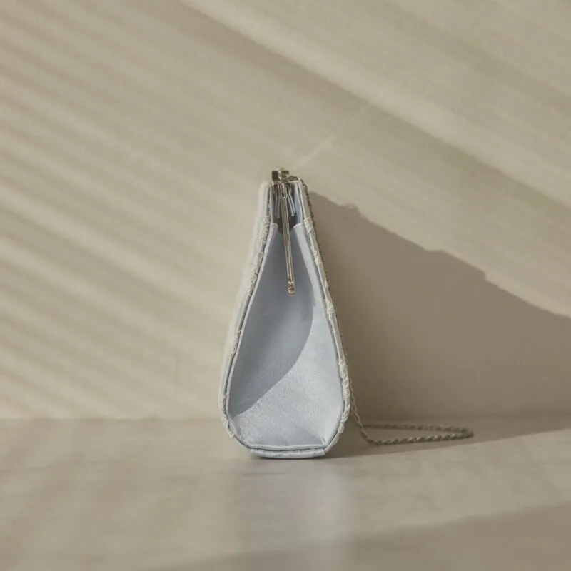 シルバーのスクエアクラッチバッグ