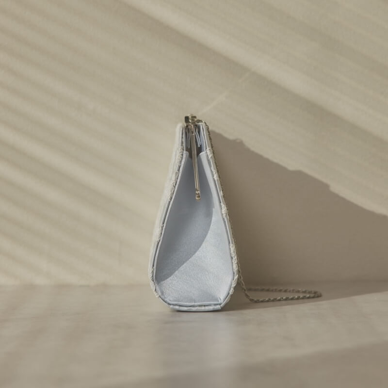 シルバーのスクエアクラッチバッグ