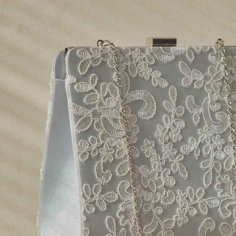 シルバーのスクエアクラッチバッグ