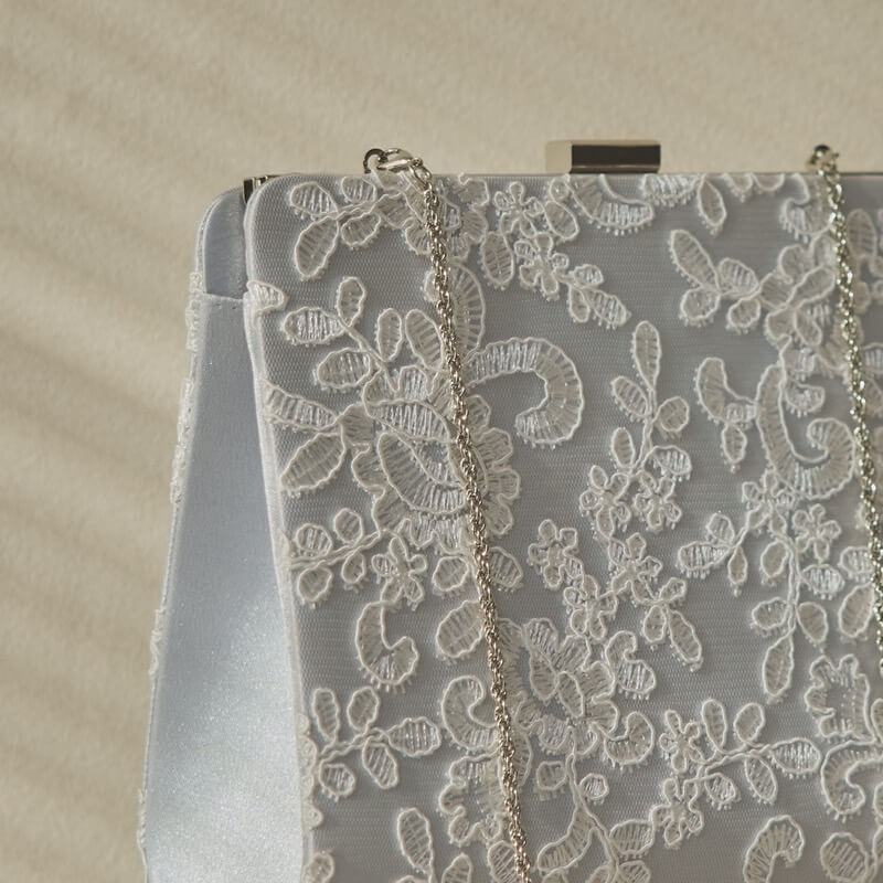 シルバーのスクエアクラッチバッグ