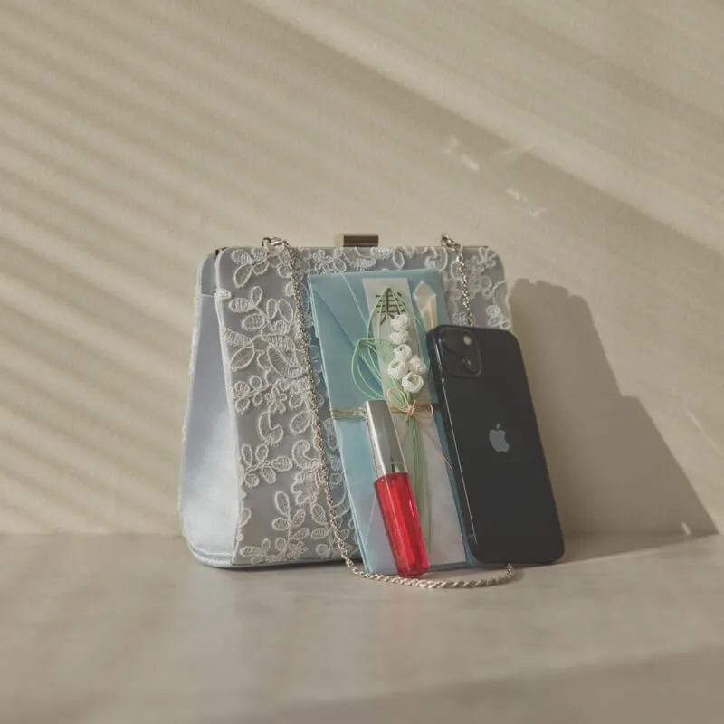 シルバーのスクエアクラッチバッグ