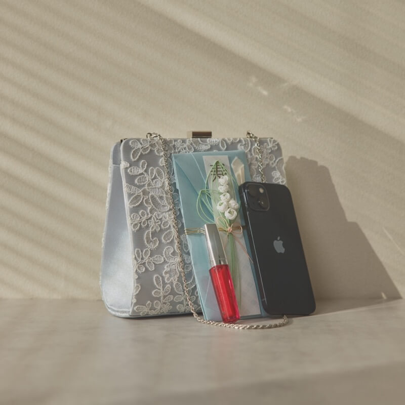 シルバーのスクエアクラッチバッグ