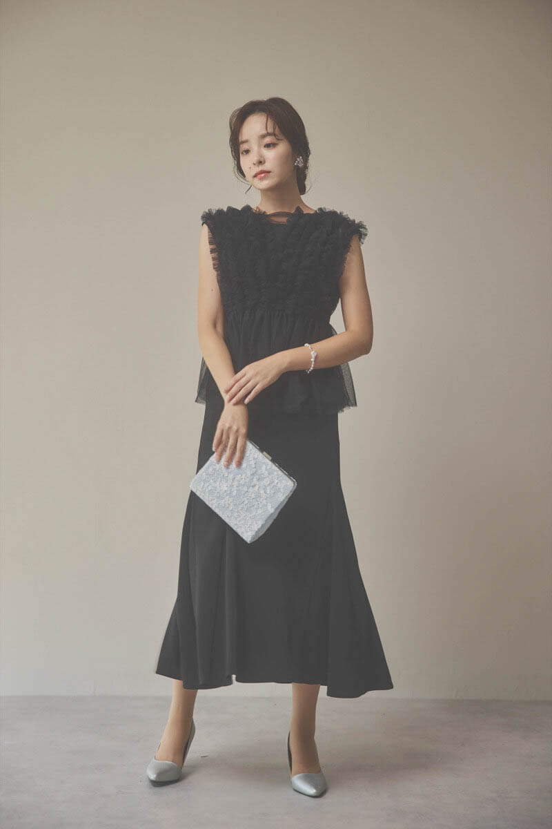 シルバーのスクエアクラッチバッグ